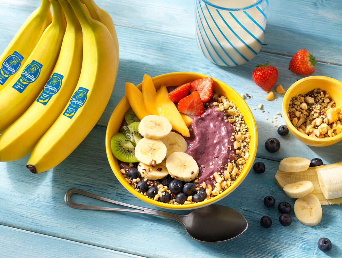 Bowl mit Chiquita Banane, Acai und Joghurt