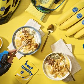 Post Workout Bananen- und Erdnussbutter-Bowl von Chiquita mit griechischem Joghurt