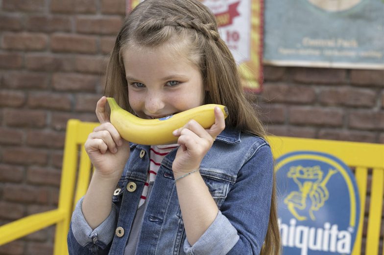Linda lächelt mit Chiquita Banane