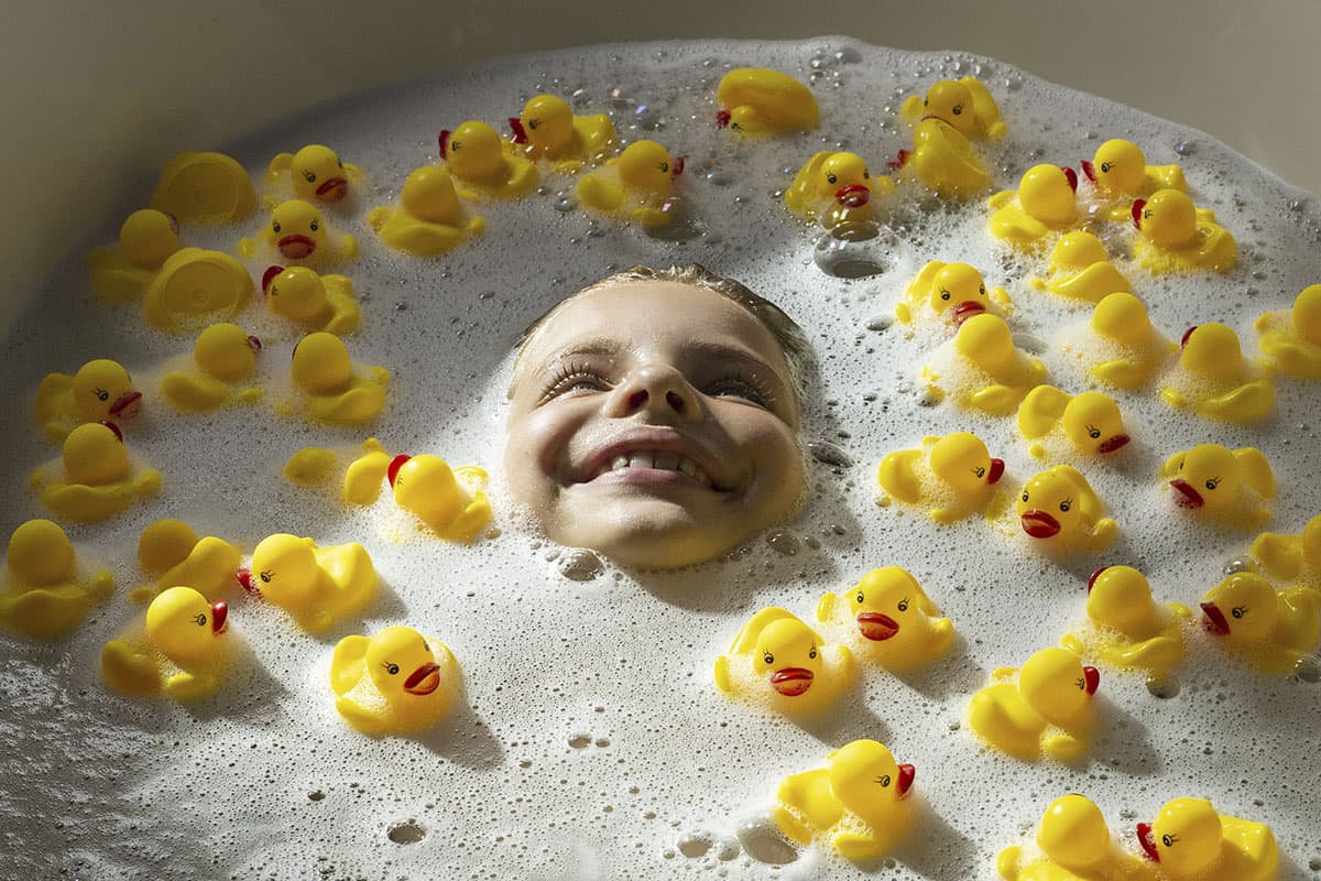 Linda nimmt fröhliches Bad mit gelben Enten