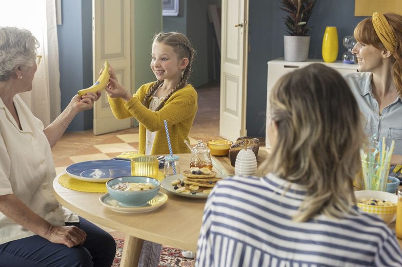 Linda teilt Chiquita Banane mit ihrer Familie