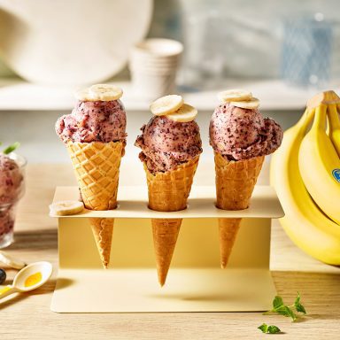 Schnelle „Nice-Cream“ aus Bananen und Heidelbeeren