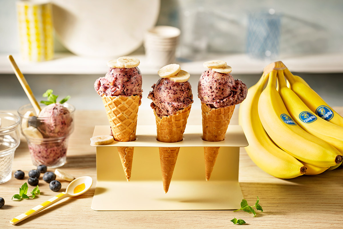 Schnelle „Nice-Cream“ aus Bananen und Heidelbeeren