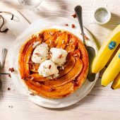 Bananen-Karamell-Tatin mit Salz-Topping und Karamell-Eis