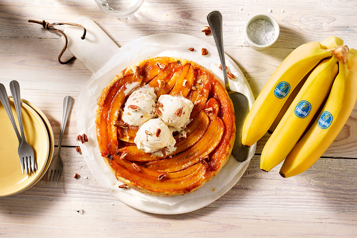 Bananen-Karamell-Tatin mit Salz-Topping und Karamell-Eis