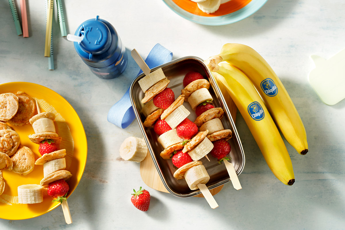 Niederländische Mini-Pancakes („Poffertjes“) mit Bananen-Erdbeer-Spießchen