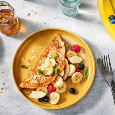 Luftiges Bananen-Omelett mit Banane, Apfel und Himbeeren