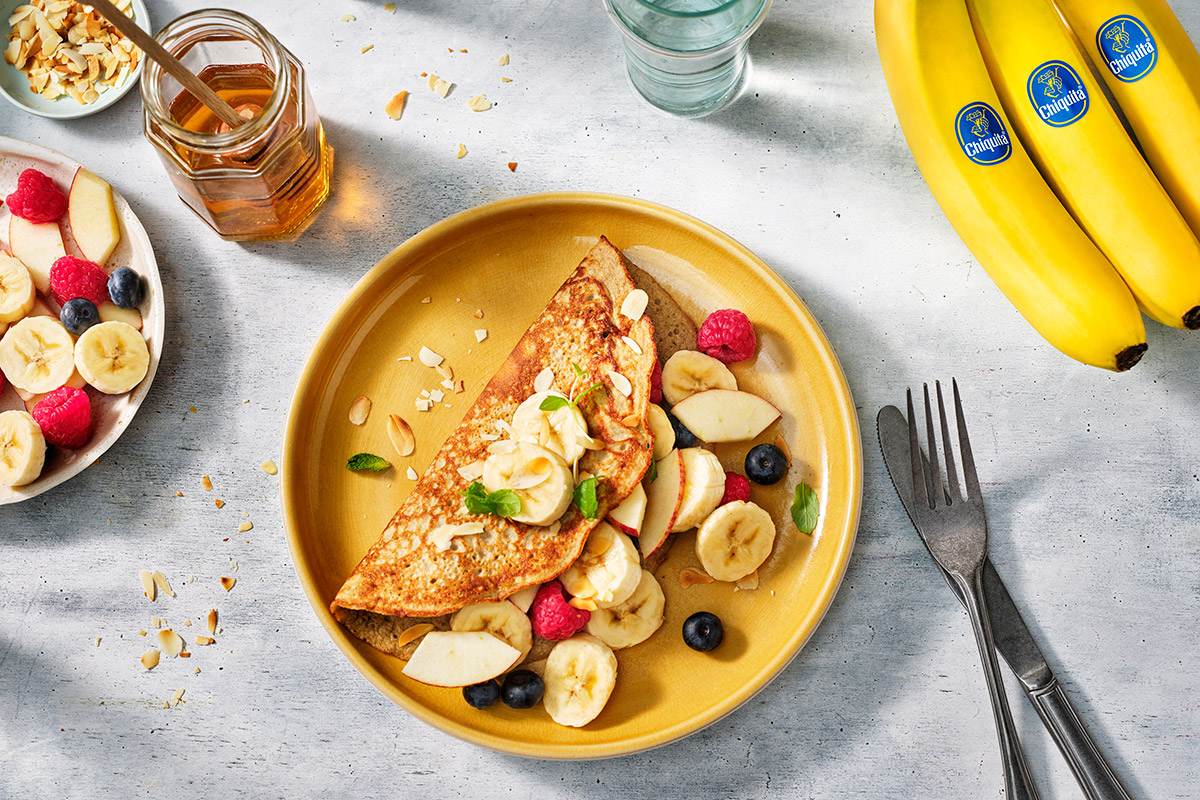 Luftiges Bananen-Omelett mit Banane, Apfel und Himbeeren