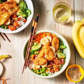 Poke-Reis-Bowl mit knusprigen gebratenen Bananen