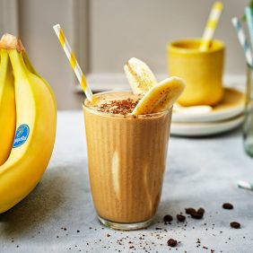 Kaffee-Protein-Shake mit Erdnussbutter und Banane