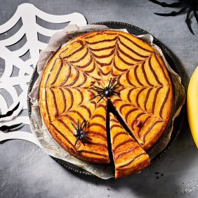 Schokoladiger Spinnennetz-Kürbis-Käsekuchen mit Banane