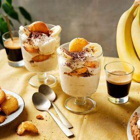 Klassischer Bananen-Kastanienpudding mit Vanille-Mandel-Keksen