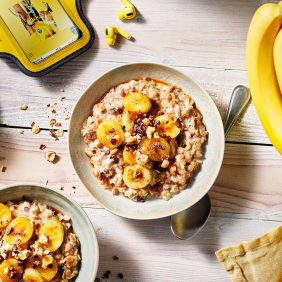 Warmer Porridge mit gebackener Banane, Kakaonibs und Haselnuss