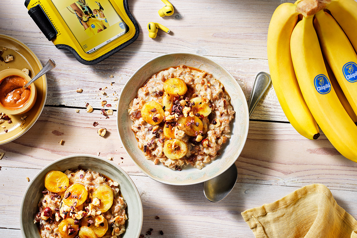 Warmer Porridge mit gebackener Banane, Kakaonibs und Haselnuss