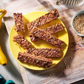 Energieriegel mit gepufftem Quinoa, Erdnussbutter und Banane