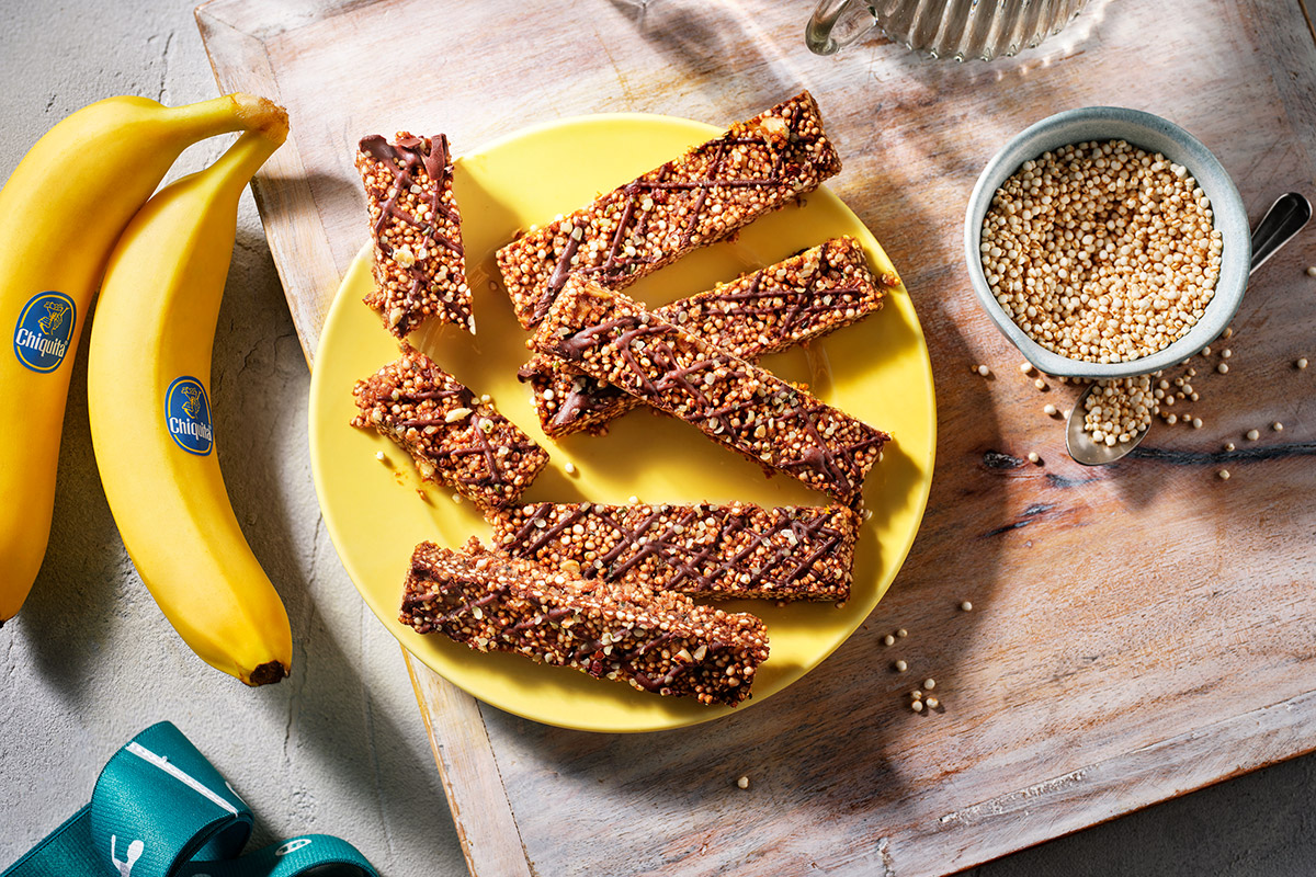 Energieriegel mit gepufftem Quinoa, Erdnussbutter und Banane