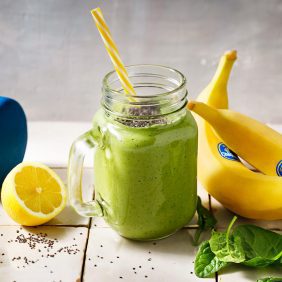 Energiegeladener, grüner, mit Bananen gesüßter Smoothie