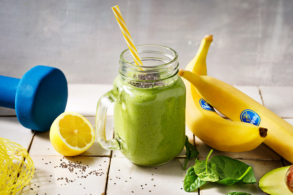 Energiegeladener, grüner, mit Bananen gesüßter Smoothie