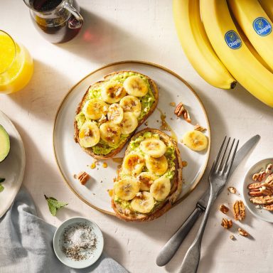 Frühstückstoast mit Avocado und Chiquita Bananen
