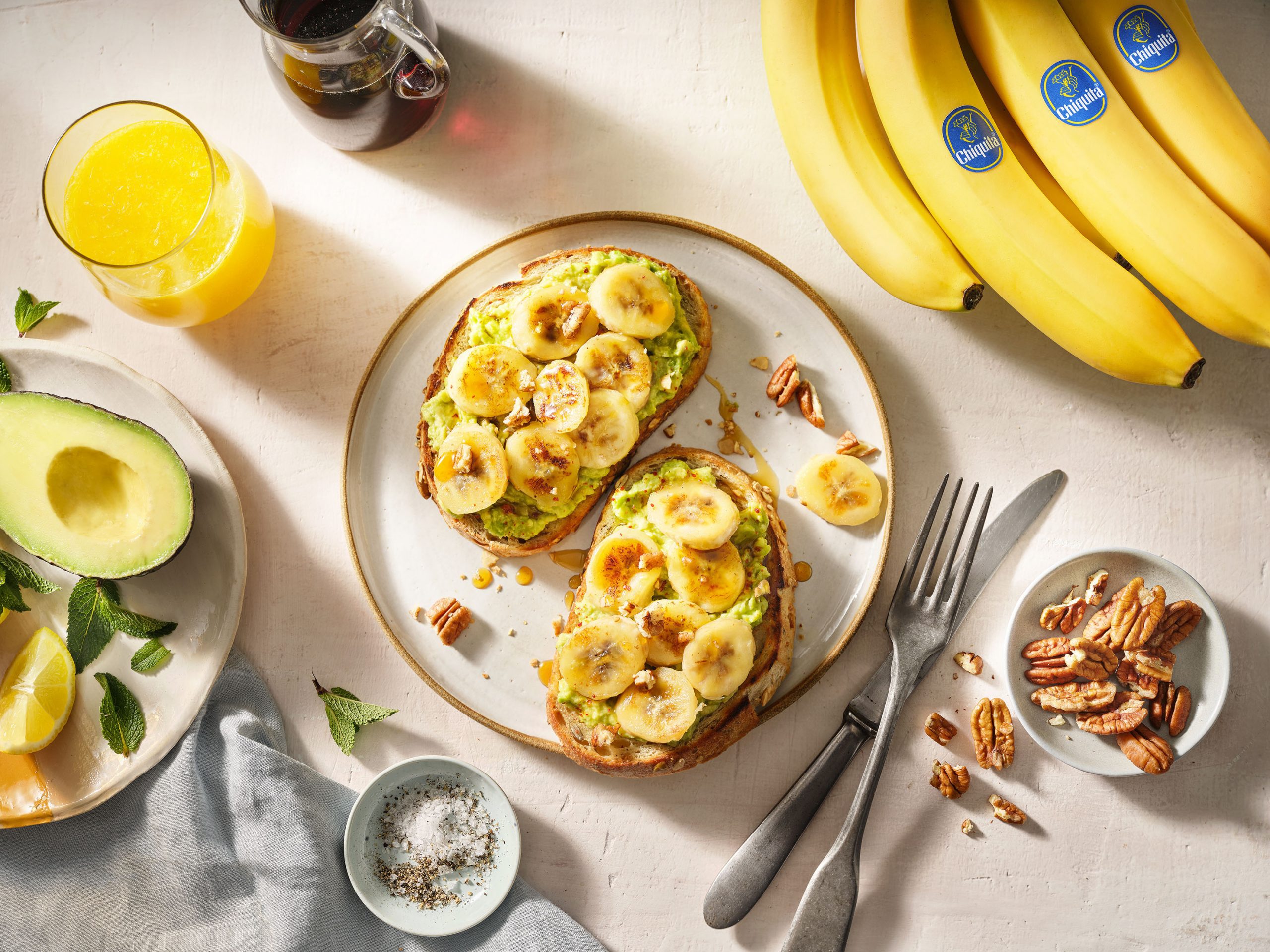 Frühstückstoast mit Avocado und Chiquita Bananen