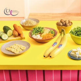 Vollkornreis-Bowl mit Chiquita Bananen, Feta, Walnüssen und Knackigem Gemüse