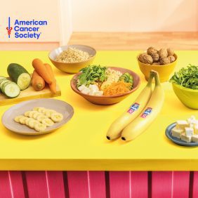 Vollkornreis-Bowl mit Chiquita Bananen, Feta, Walnüssen und Knackigem Gemüse
